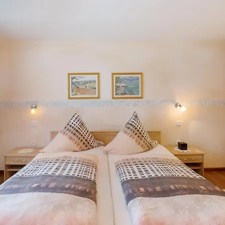 בית הארחה Gaestehaus Loewen שרמברג