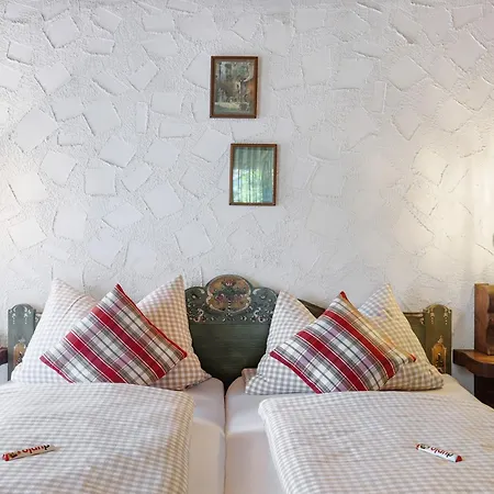 בית הארחה Gaestehaus Loewen שרמברג